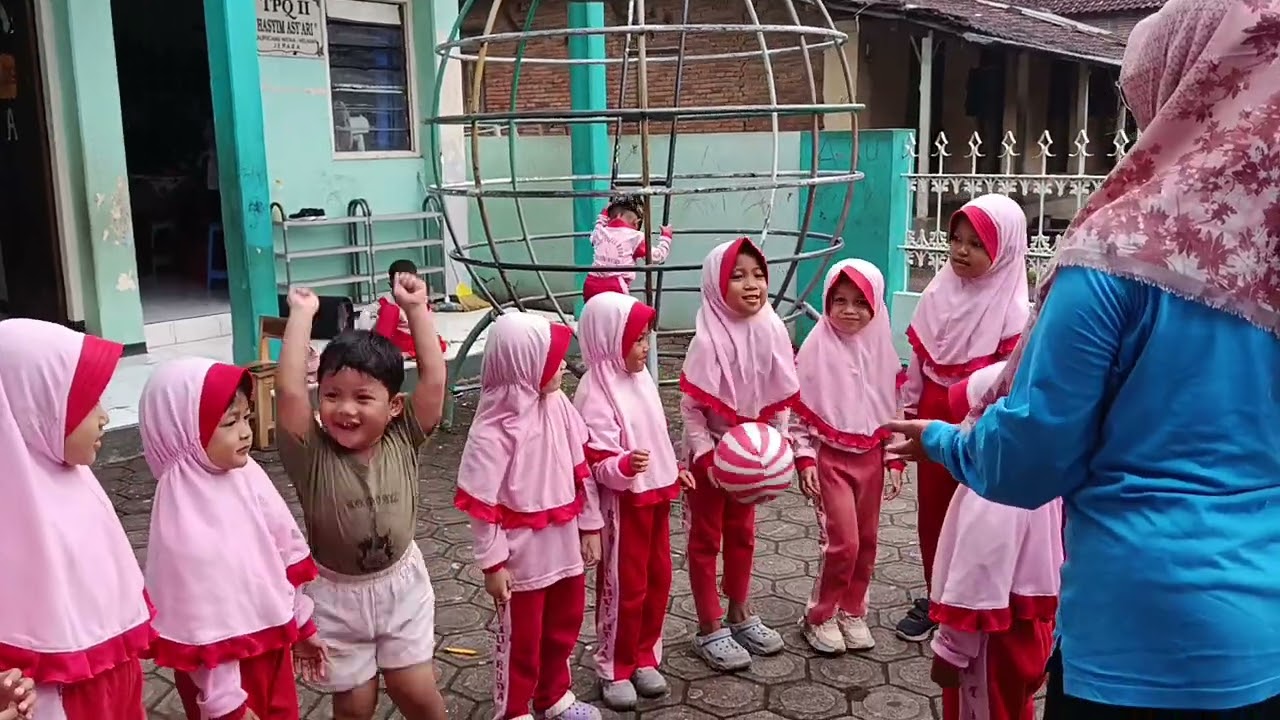 Mengasah keterampilan motorik kasar anak melalui bermain menangkap dan melempar bola #anaktk 