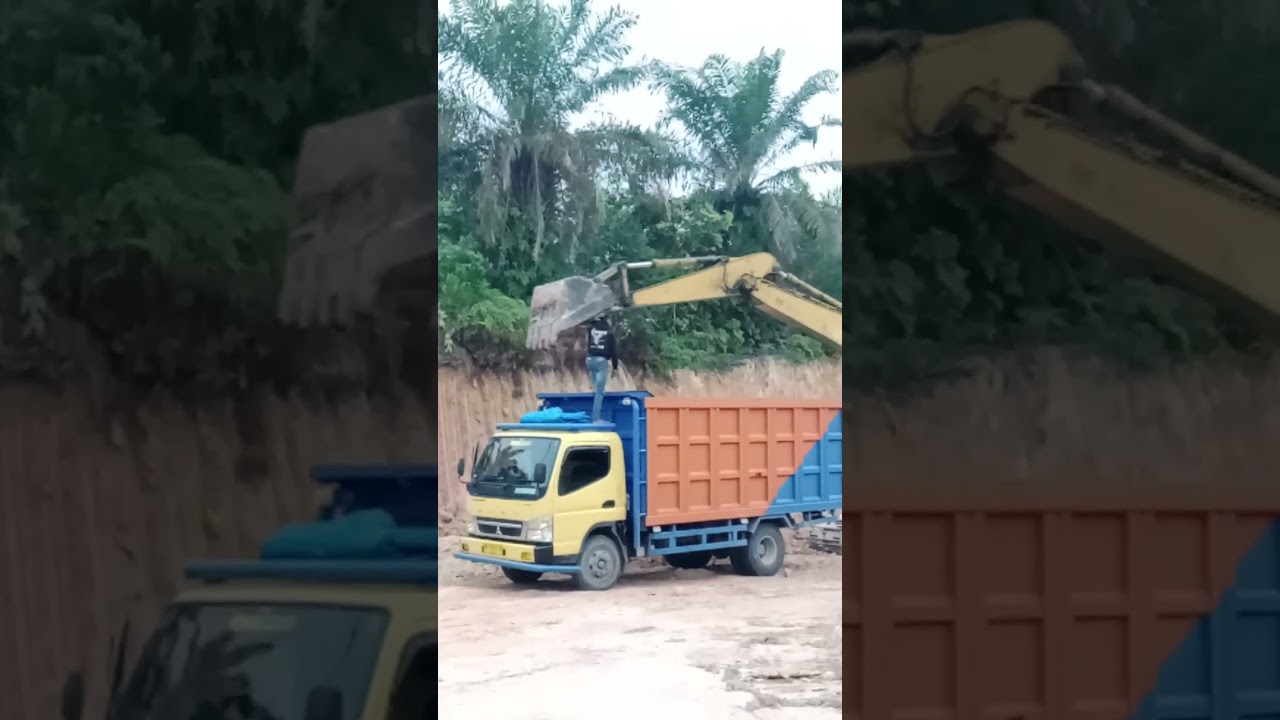 Menunggu muatan tanah, walaupun hasilnya kecil tapi halal