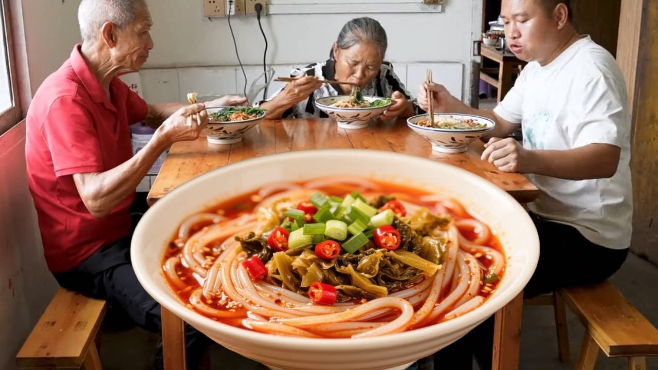 房型确定了，四哥准备修三合院，中午准备了酸辣粉，一家人其乐融融！#农村生活#美食