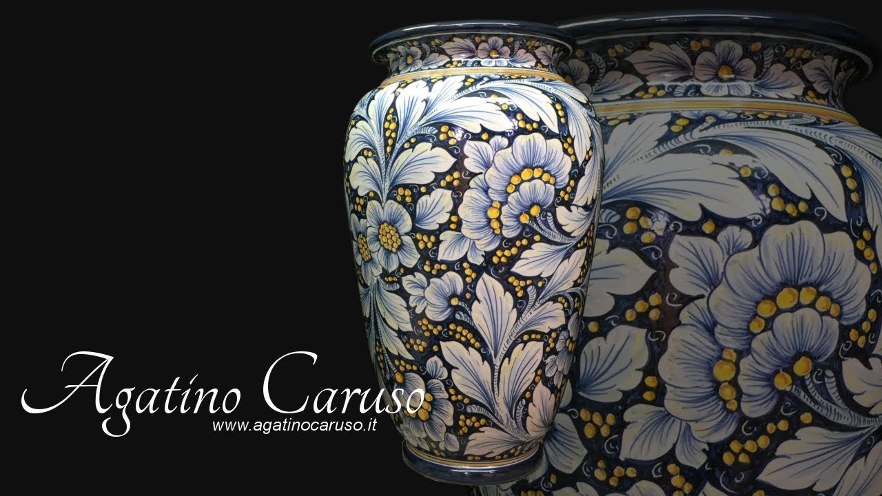Vaso in maiolica decoro Dalia fondo blu cobalto. Ceramiche di Caltagirone Agatino Caruso