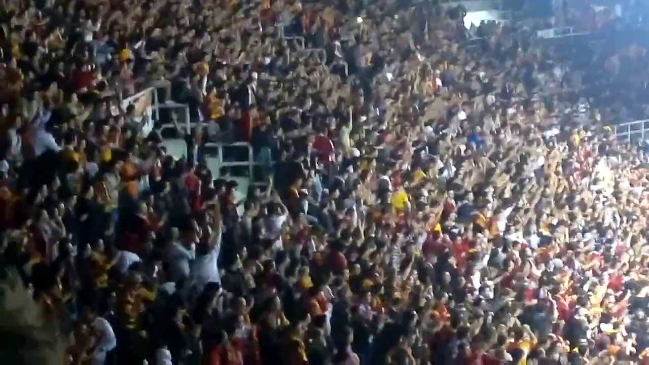 Fenerbah&ccedil;e K&ouml;peğine M&uuml;thiş Tezah&uuml;rat