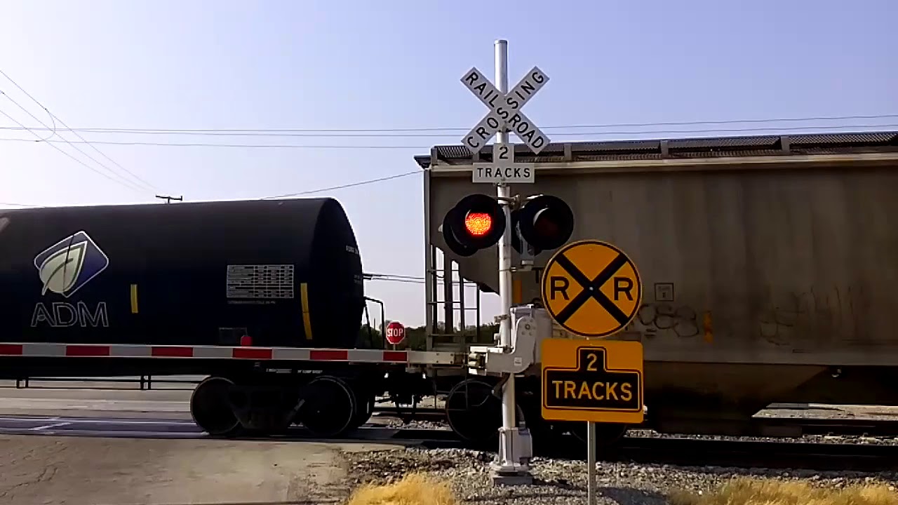 BNSF 4688 Manifest Train Passes Vineland Road Railroad Crossing Bakersfield,Ca 8/26/2018