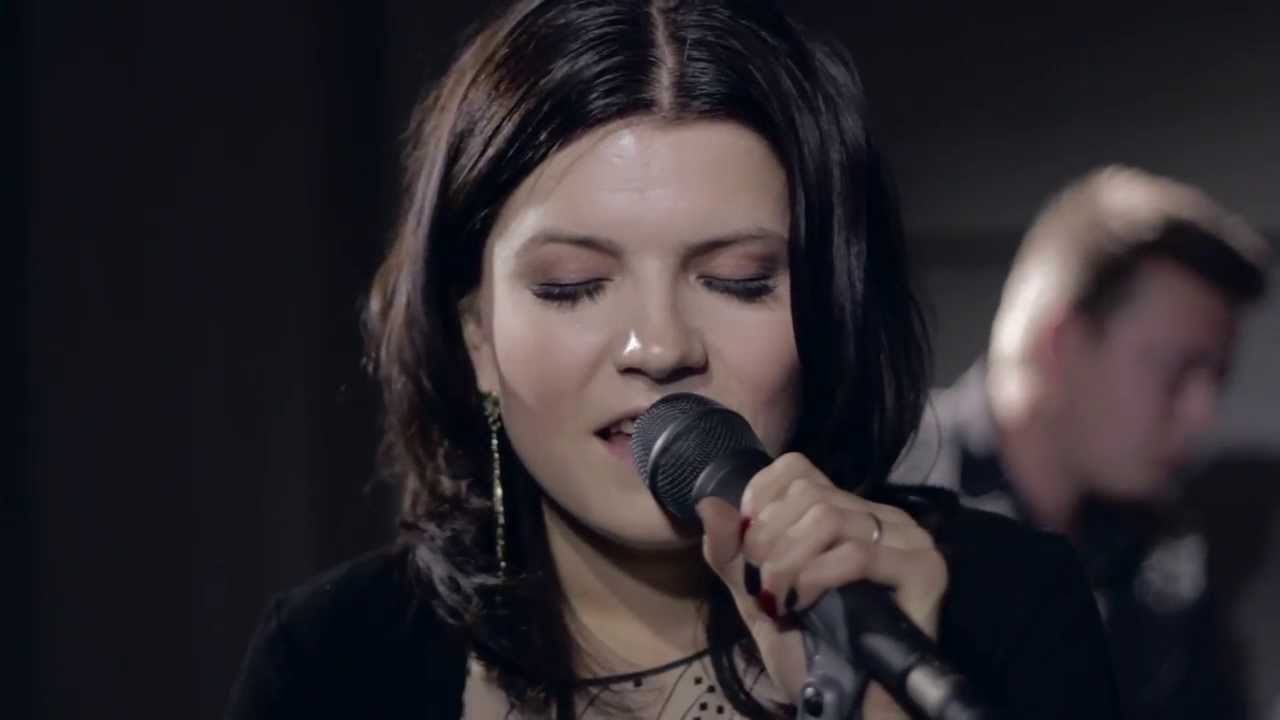 Suvi Teräsniska: Missä tuulet kohtaa (akustisesti Nova Stagella)