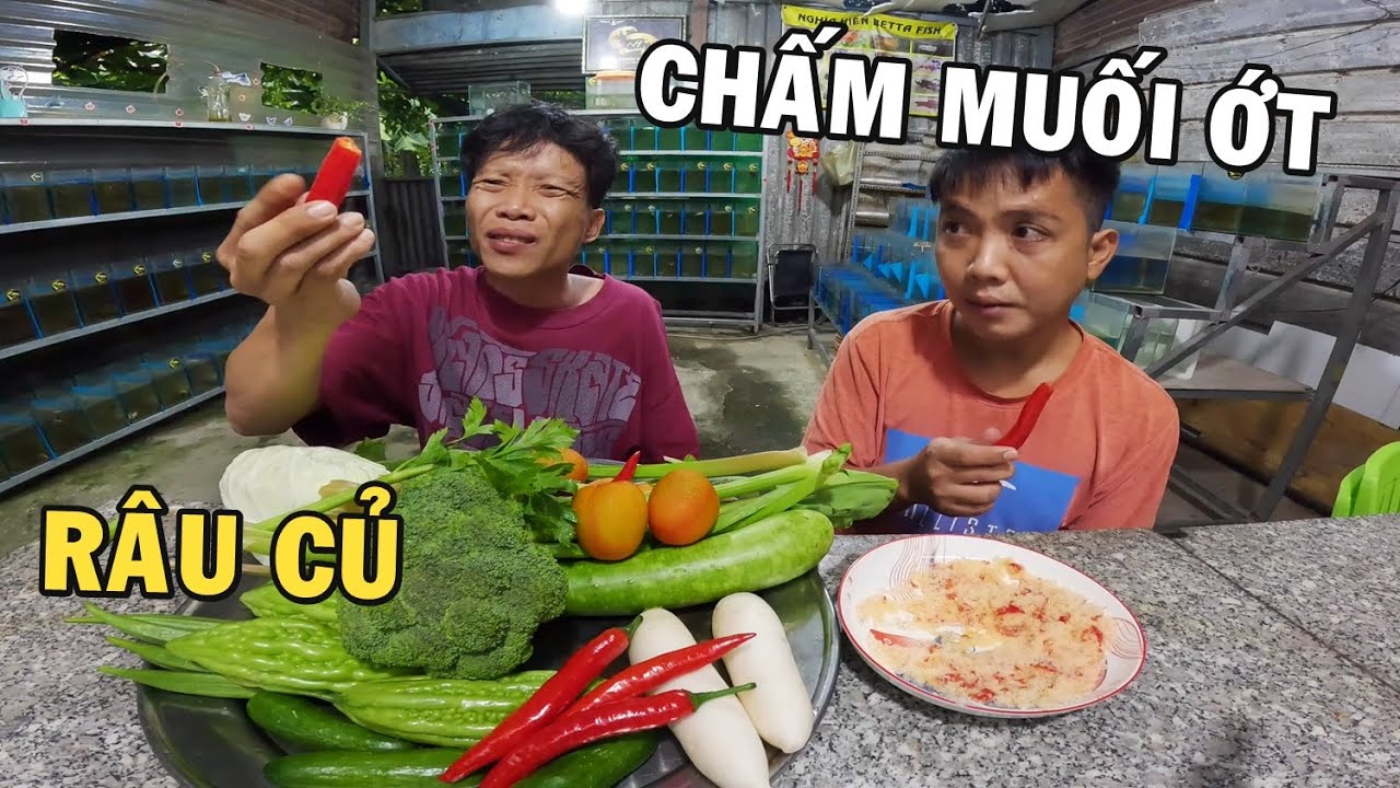 Anh Nhí Betta Thử Thách Ăn RAU CỦ Chấm Muối Ớt Cùng Ông TƯ BÁO