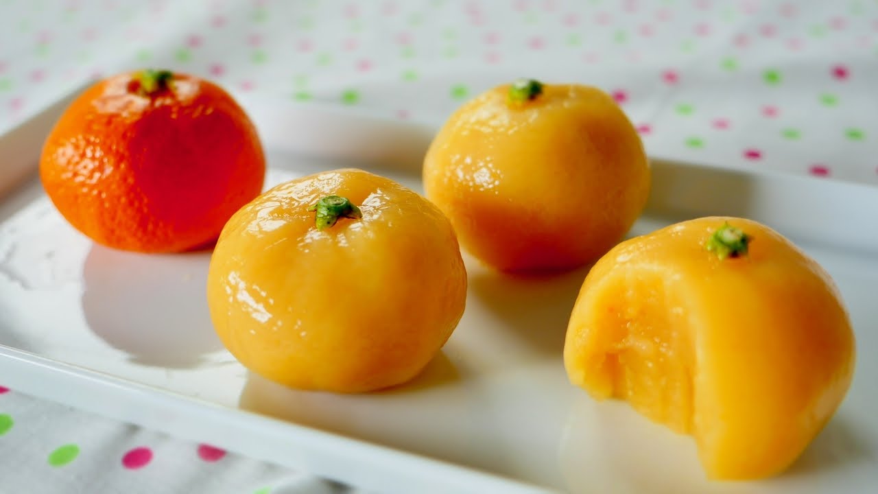 Mizu-yokan made from the mold taken from a real whole mandarin orange みかんからとったミカンの型で作った蜜柑果汁の水羊羹