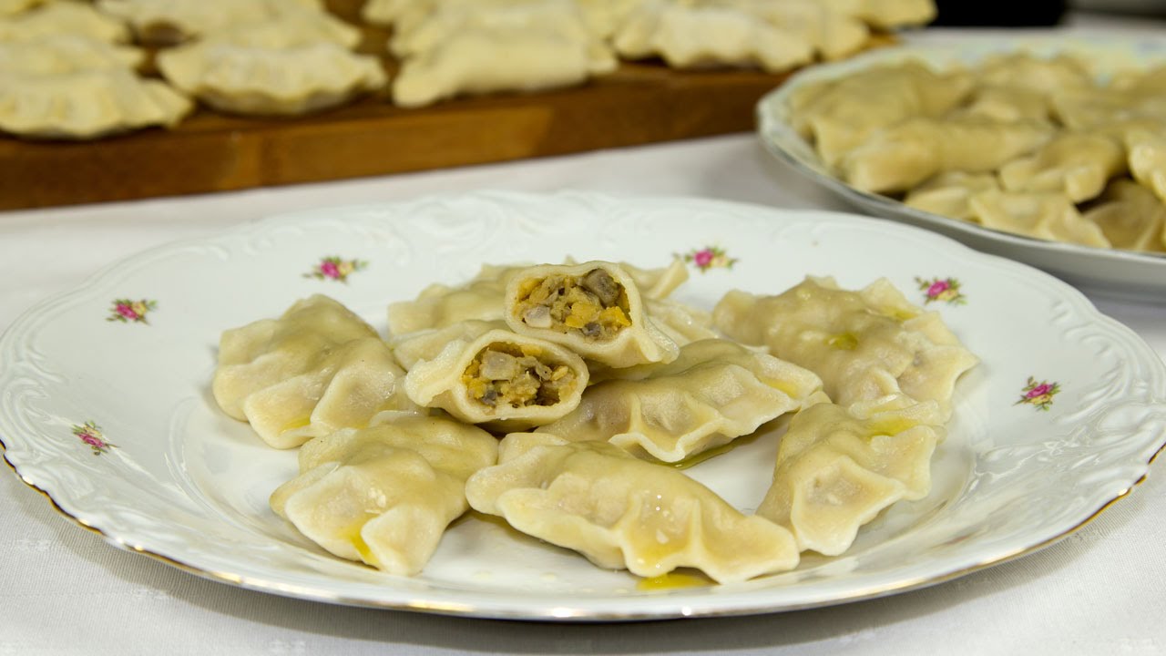 Pierogi z soczewicą i pieczarkami - VideoKuchnia.pl
