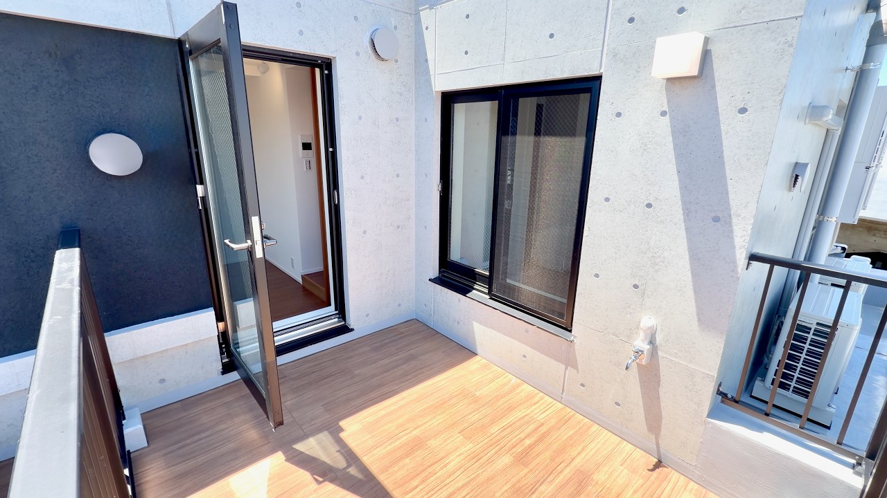 Living in Japan: $1,113/Month Tokyo Micro Apartment Tour