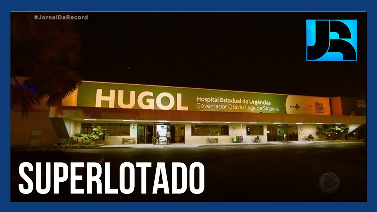 Maior hospital de Goiás tem pacientes em macas pelos corredores e espera do lado de fora