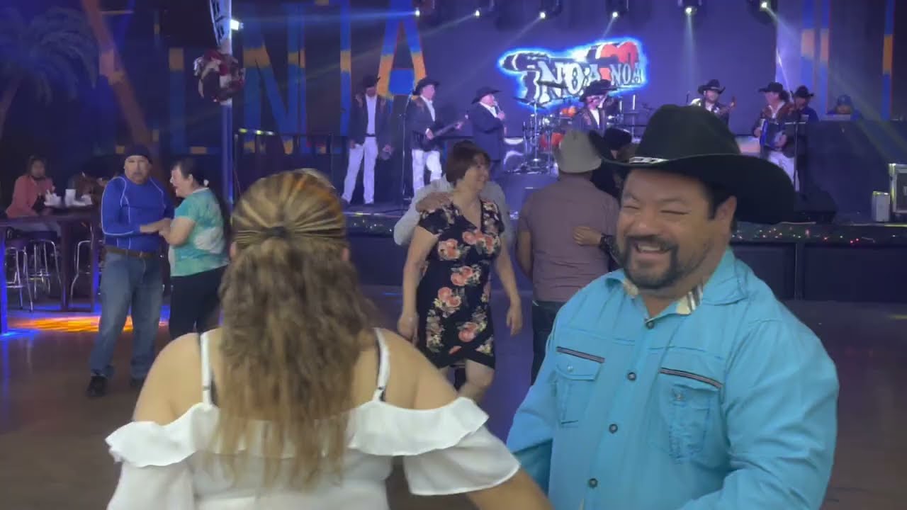 asi empezó el baile con trunkado el Domingo pura rola pa bailar