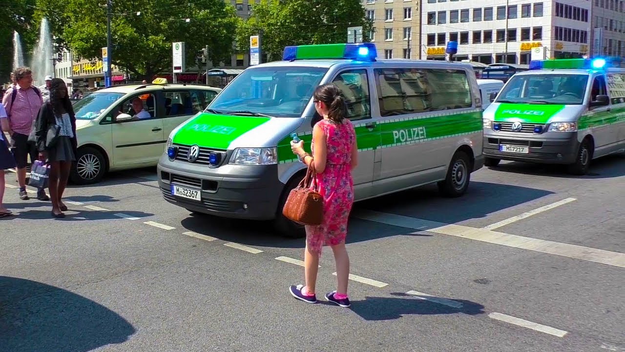 PASSANTEN laufen vor FuStW & WILDE GESTEN - EINSATZ POLIZEI MÜNCHEN
