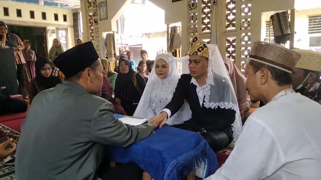 Proses akad nikah calon pengantin wanita senyum bahagia 