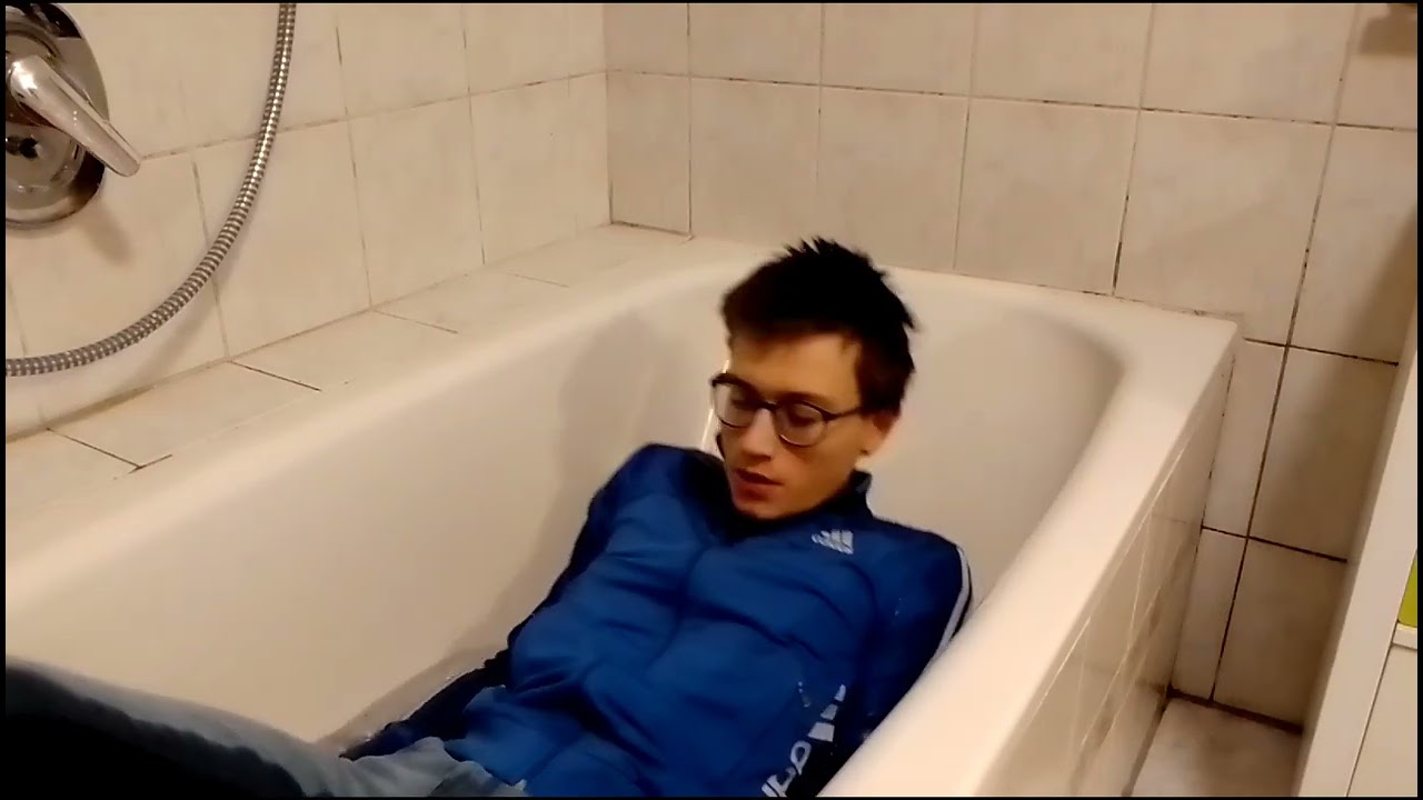 Mit Klamotten in der Badewanne 