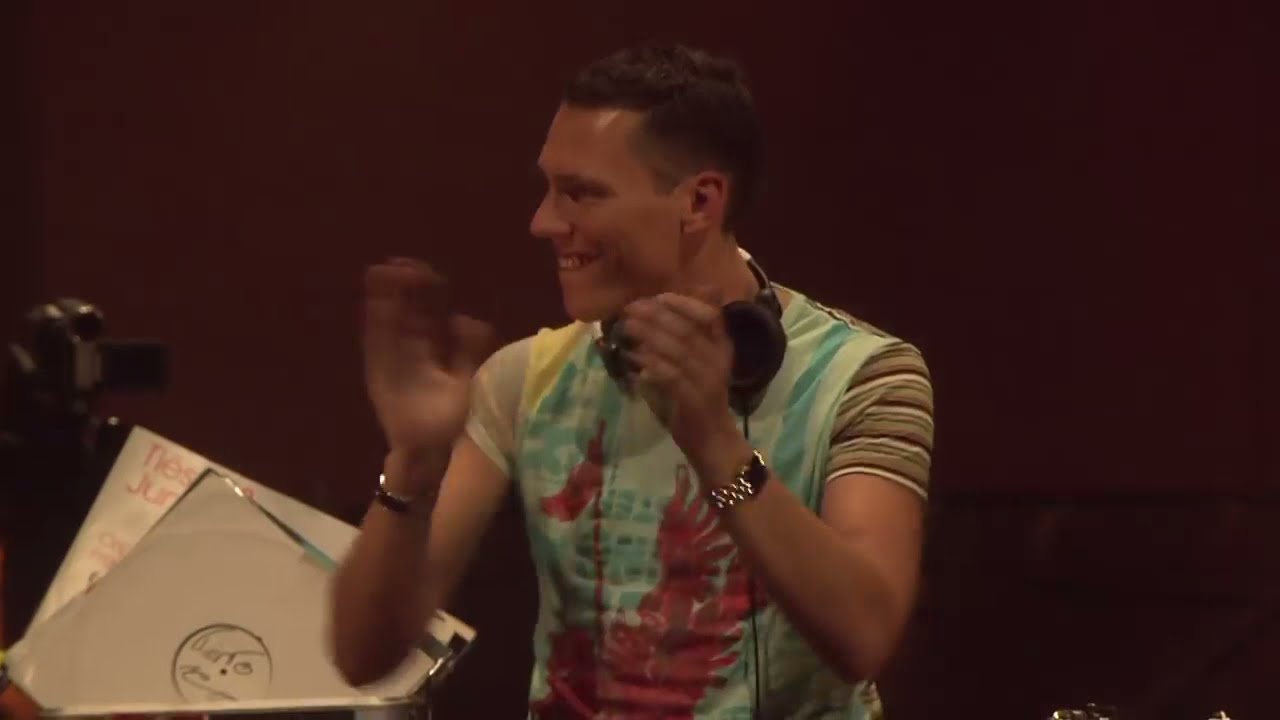 Tiesto playing De Jonge & Beijerink &ndash; Didjerrydoo @Tiesto in Concert