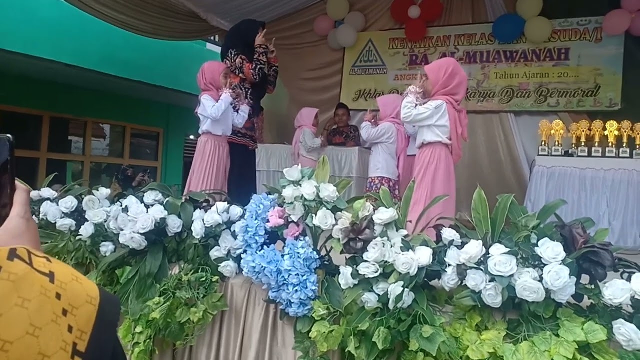 Teh Nisa tampil di panggung perpisahan paud