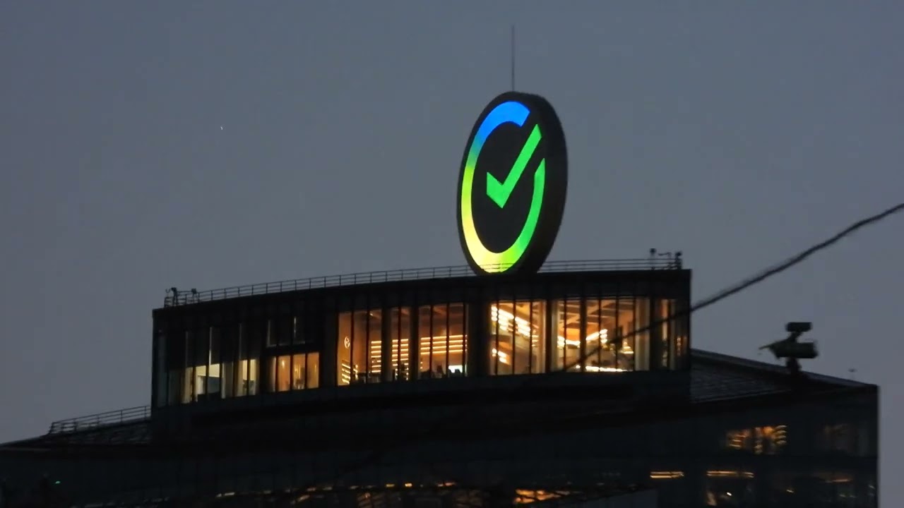 Nikon Coolpix P1000 — Zoom (Moon and office building test)