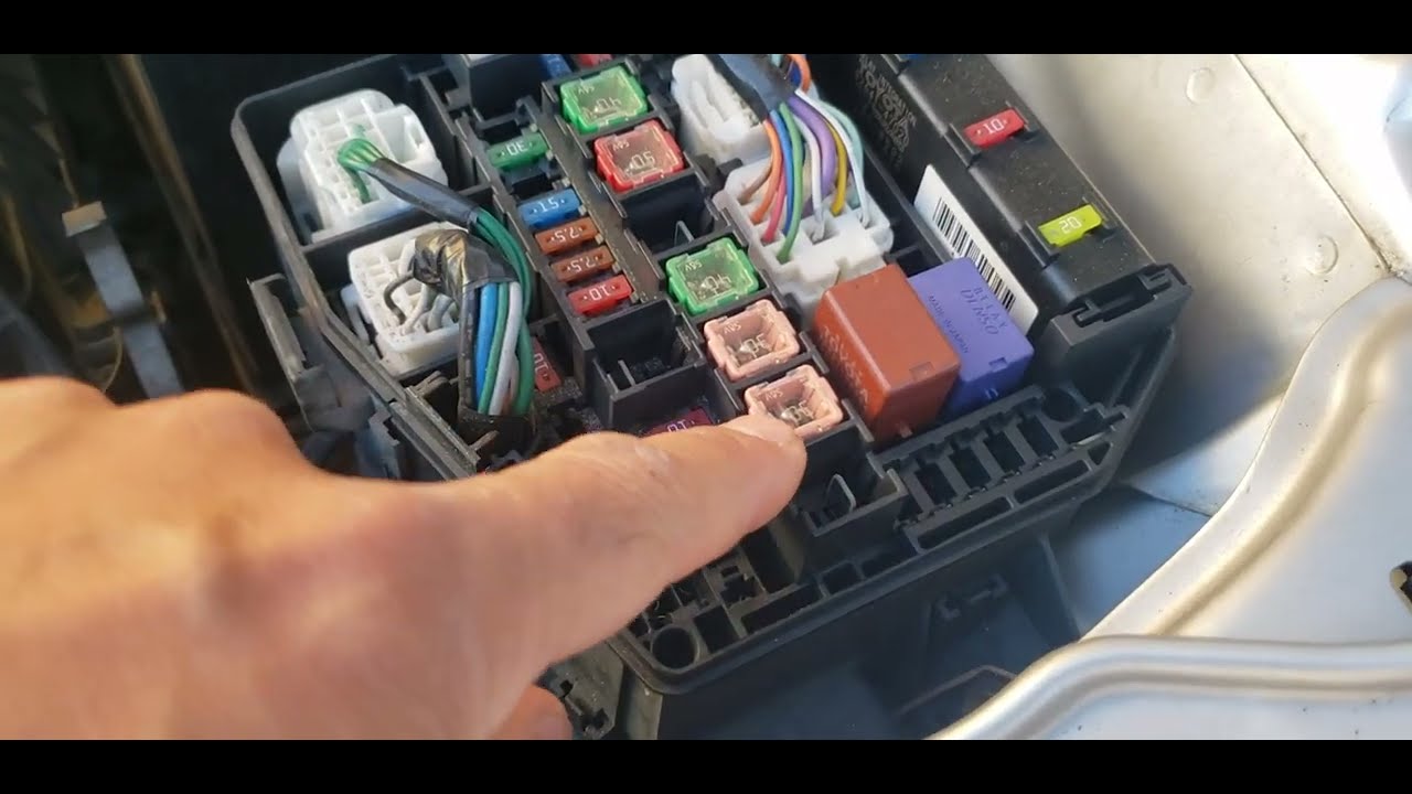 Qué fusible controla la calefacción del Toyota Yaris 2007 al 2012