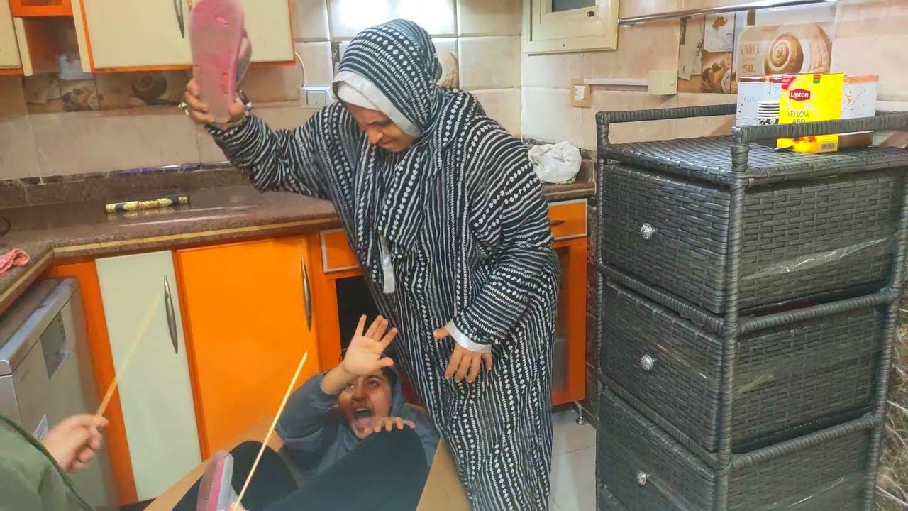 روتين فرش المطبخ مع تقي وتمني(عصبوني وضربتهم😒🤣)