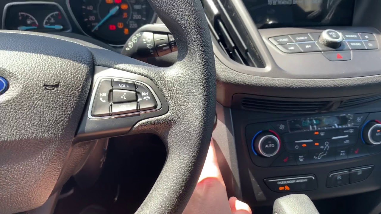 Ford Escape SE 2019 года — обзор салона.