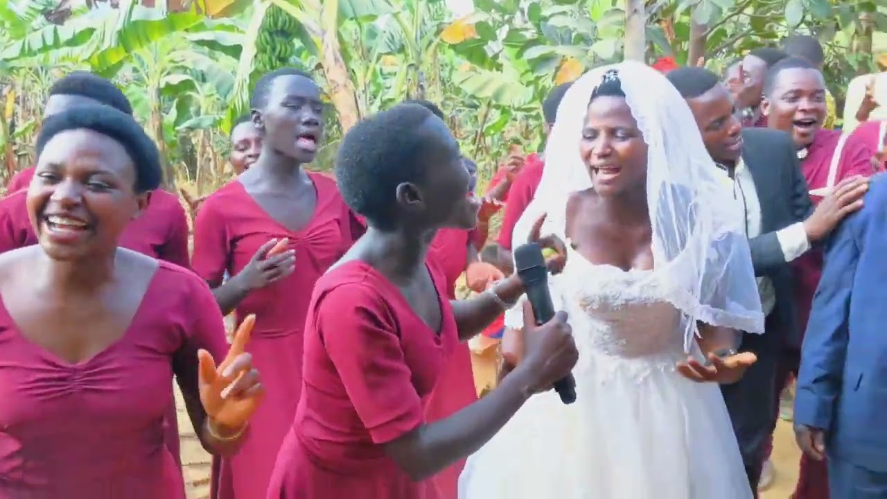 Mana we🤩🤩 baririmbiye umugeni yuzura umwuka! blessed choir ikoze amateka💯💕