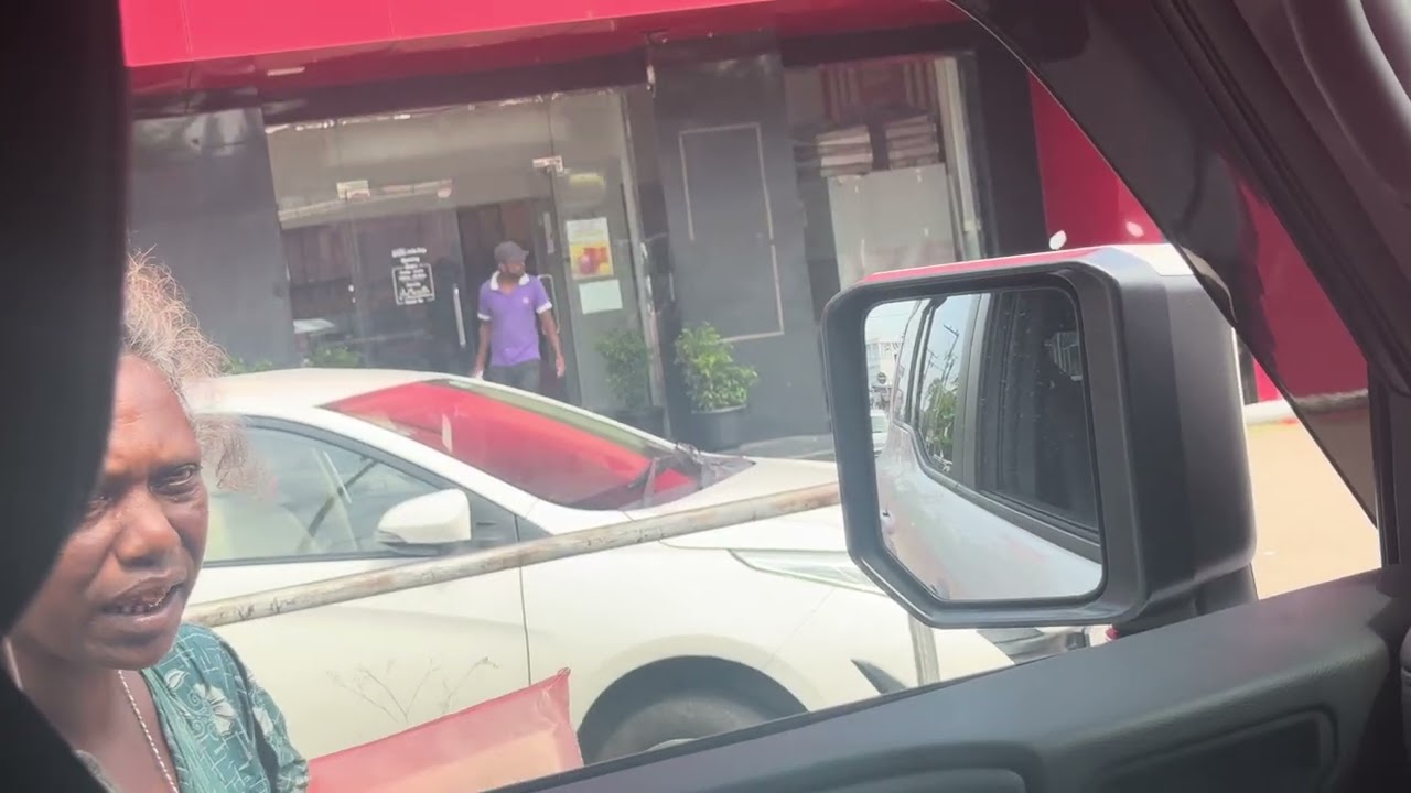 පොඩි එක්කෙනාට පිටි එකක් ගන්න කීයක් හරි දෙන්නකෝ මහත්තයෝ