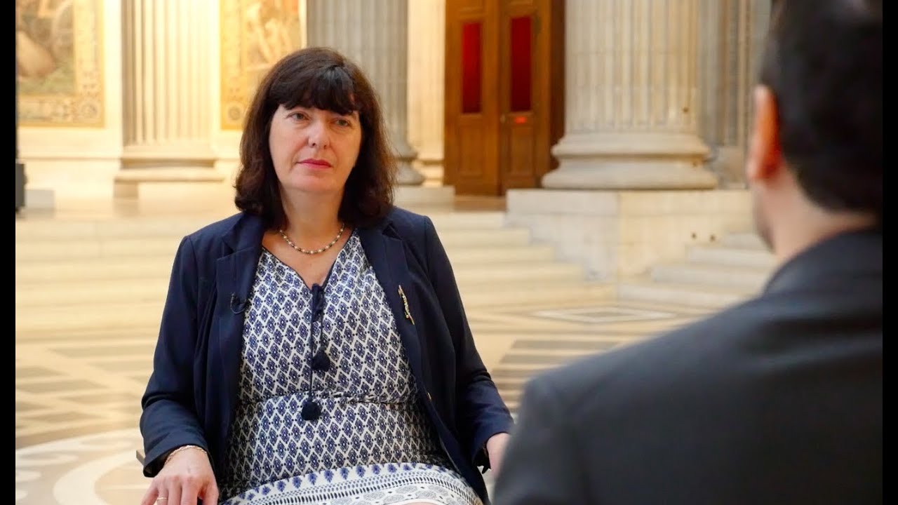 E.Couly reçoit Bénédicte Vergez-Chaignon au Panthéon pour sa biographie de Jean Moulin