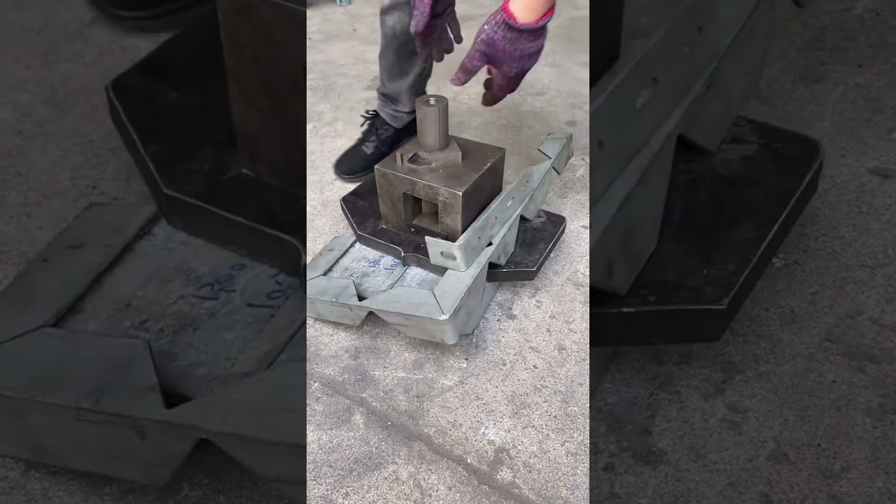 Square tube 90 degree angle cutting punch mold