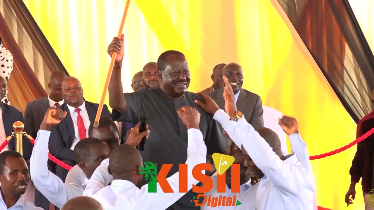 RAILA ODINGA (BABA) AZAWADI KWAYA 200K BAADA YA KUIMBA WIMBO HUU-MATUTU MISSION BROTHERS