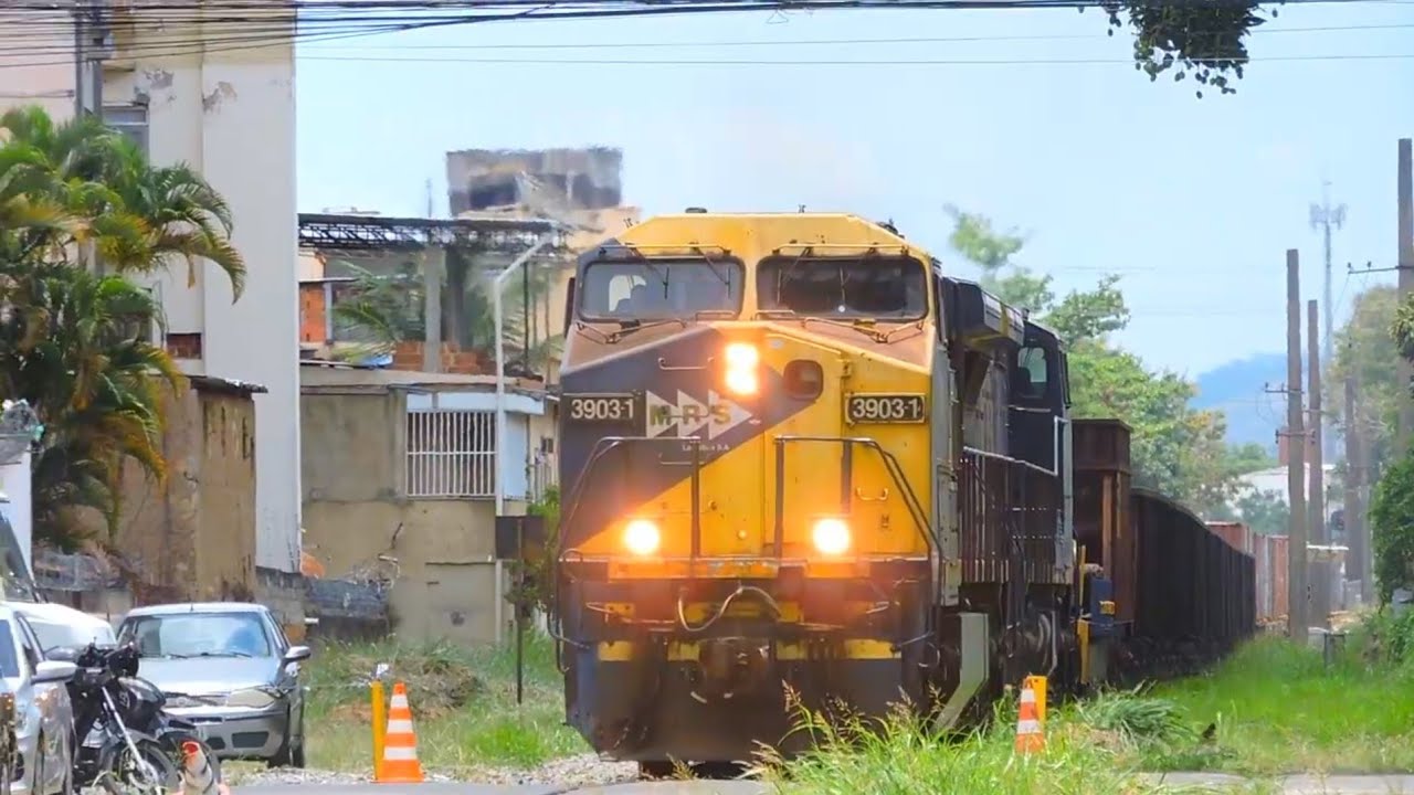 Trem da MRS Logística passando no centro da cidade de Três Rios - RJ. Linha do Centro 