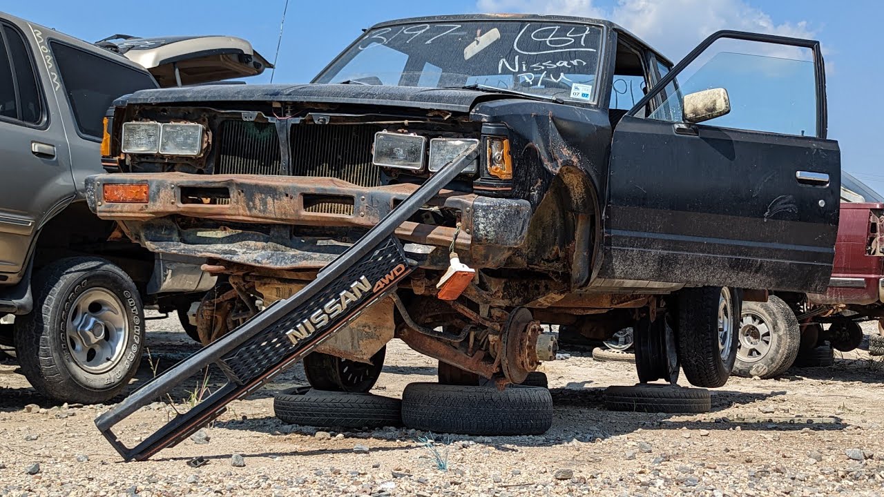 Поиски на свалке Nissan 720 4x4 1984 года выпуска в городе Монро, штат Луизиана.