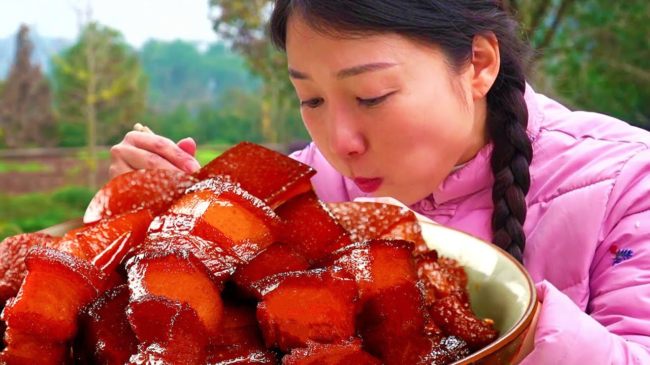 大口吃肉大口喝酒，小雨做一大鍋紅燒肉吃，肥瘦相間非常好吃