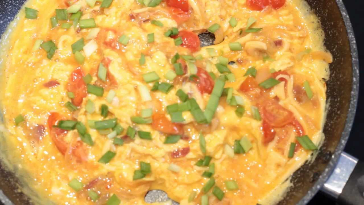 Jak zrobić jajecznicę na boczku z pomidorami.