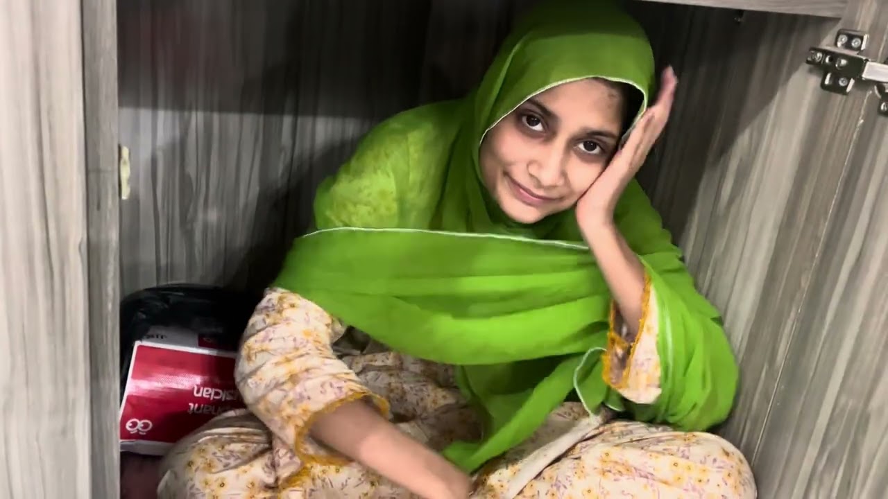 Uzafi ne pehna meri baraat ka Sharara 😂 cupboard bhi set krli 😑