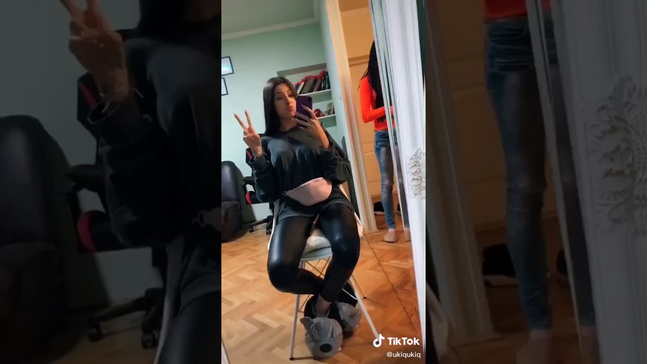 Una stavlja crvene pletenice