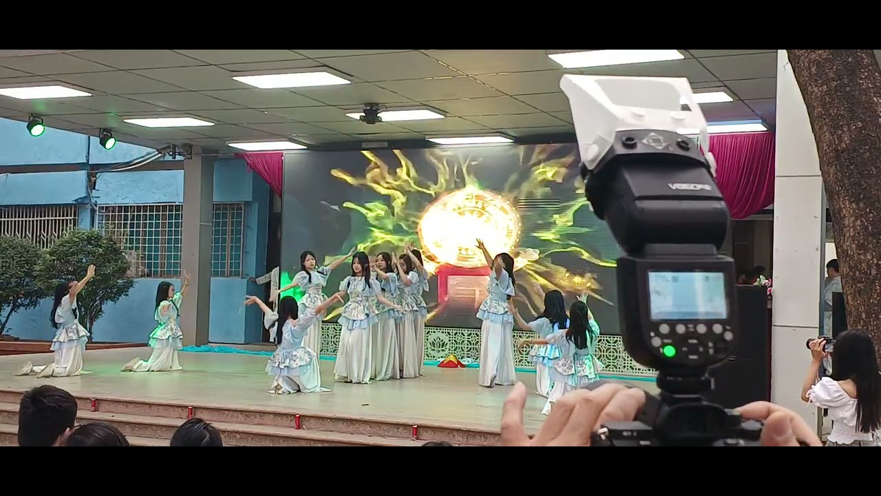 Hội chợ Xuân 2026 🌸 Lớp 11A9 múa “Đi chùa cầu duyên” & “Bắc thang lên hỏi ông trời”