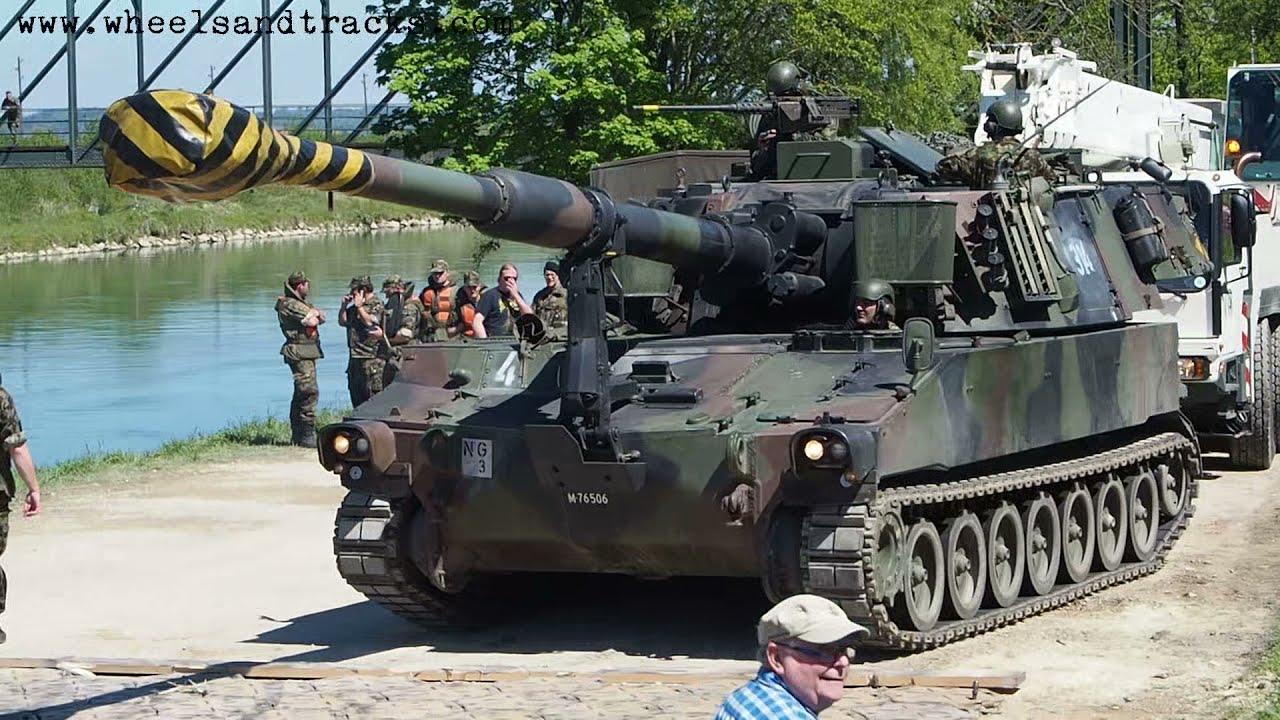 Swiss Army Pz Hb 95 (M109) fährt über Stahlträgerbrücke