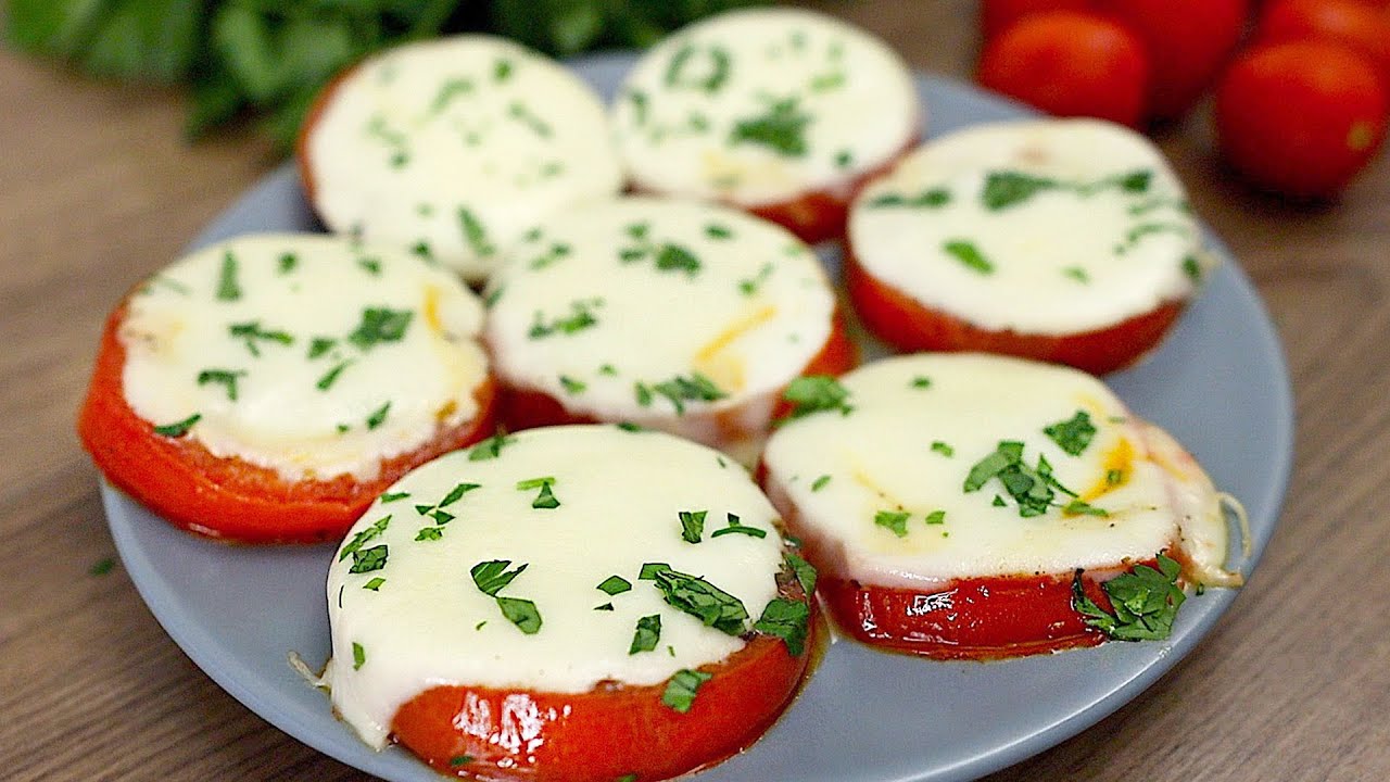 Gebratene Tomaten mit K&auml;se in einer Pfanne! Schnelles und leckeres Fr&uuml;hst&uuml;ck!