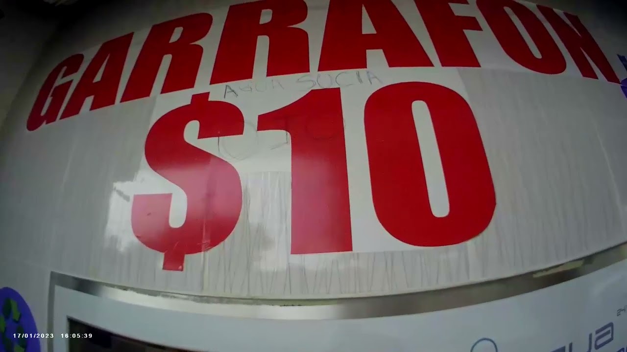 C&oacute;mo sacarle aguasucia za 10 dolar&oacute;w a la m&aacute;quina Aquavending w 2 minuty od 4 klient&oacute;w wcześniej