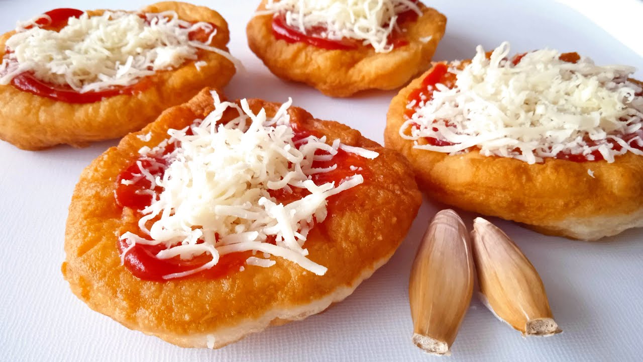 Langoše, jak je znáte ze stánku s česnekem, kečupem a sýrem! S Lahodný TV to zvládnete!