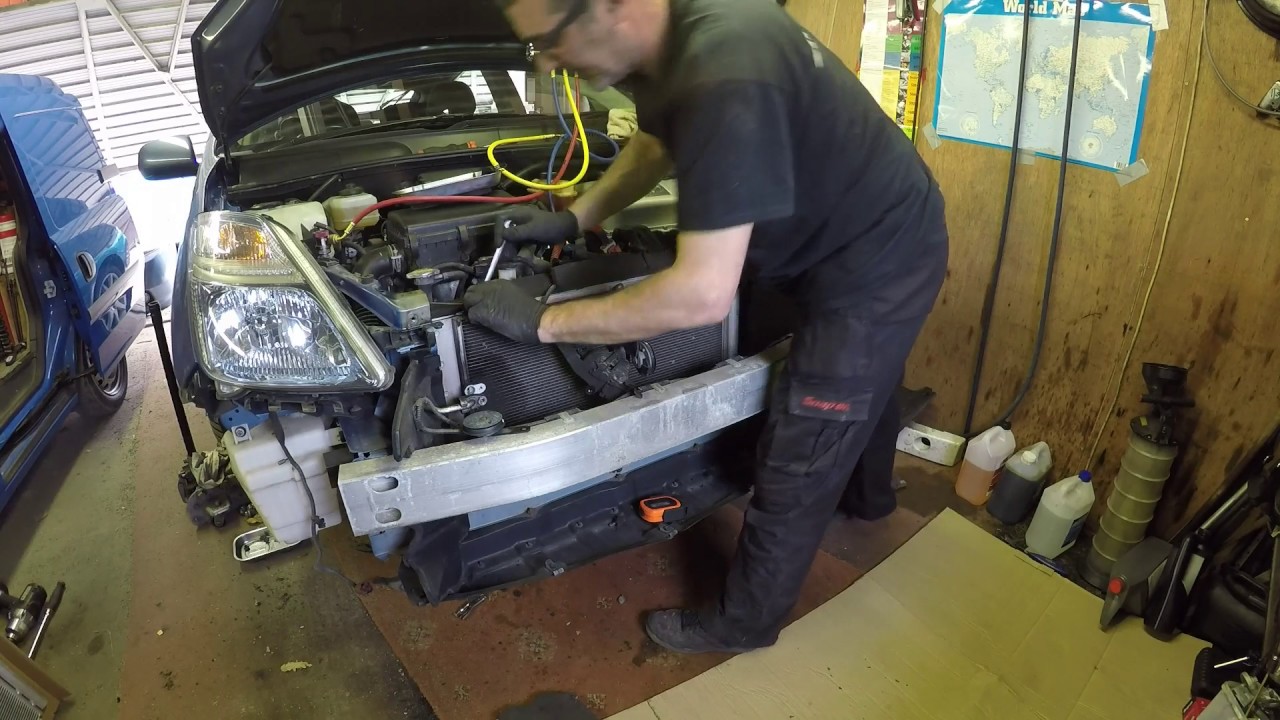 Замена конденсатора кондиционера Toyota Prius 2-го поколения