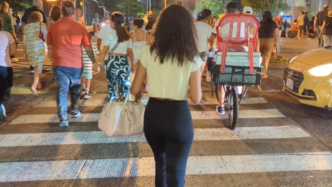  🇨🇴 What Cartagena Nightlife Is Really Like | Music, Dancing & Street Energy