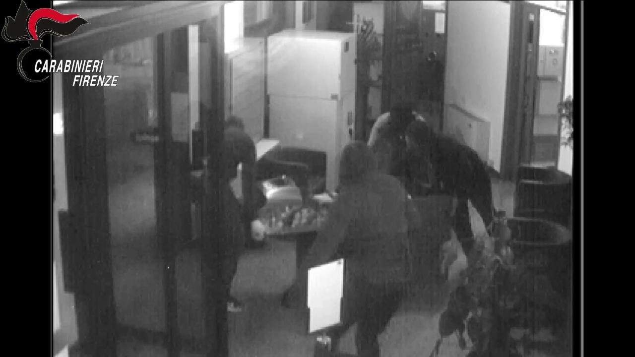 Così rubavano le casse continue nelle banche: 5 arresti