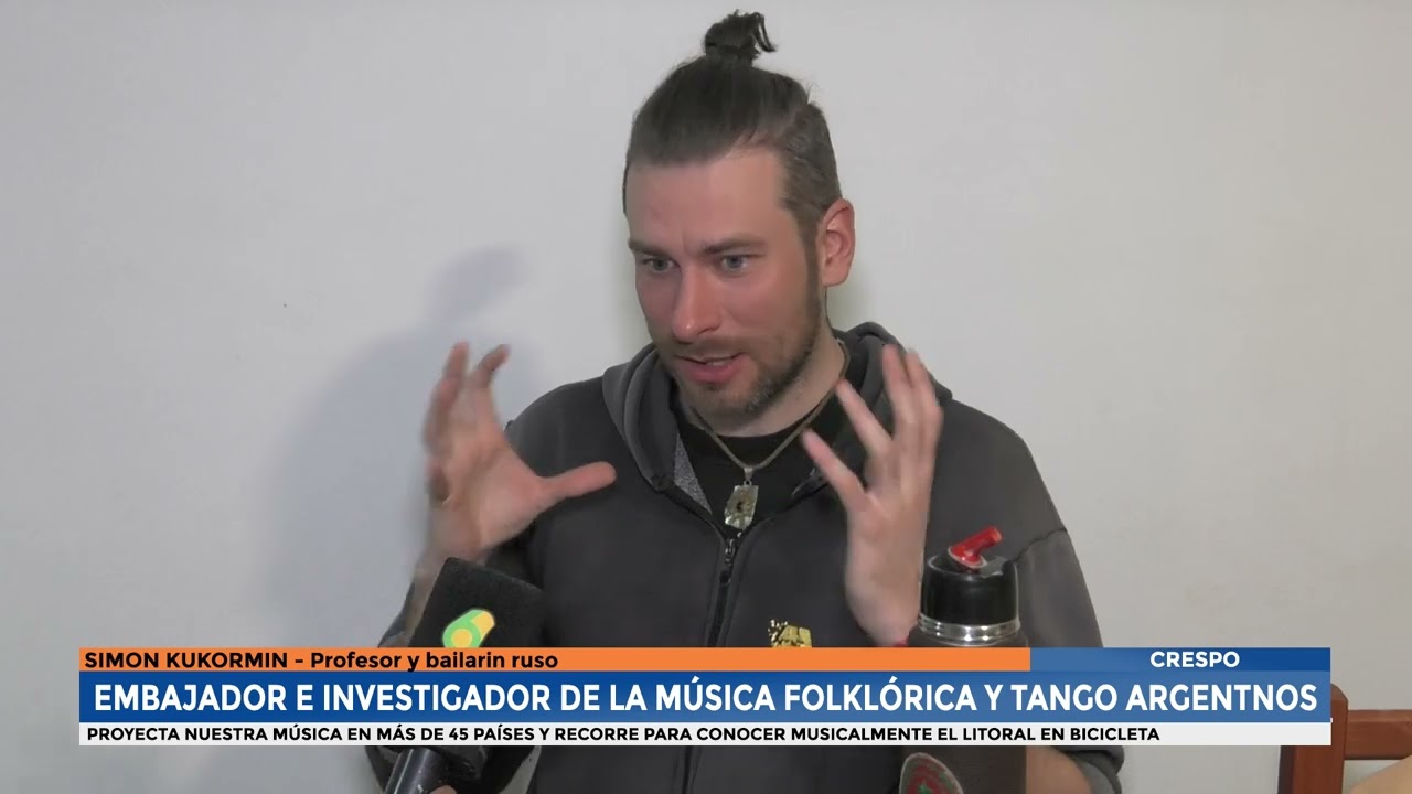Simon Kukormin profesor y bailarín Ruso, recorre el litoral en bici para conocer la cultura musical