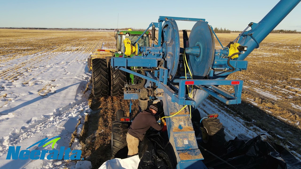 Neeralta Grain Bag Unloader / Grain Bag Extractor: Starting a bag