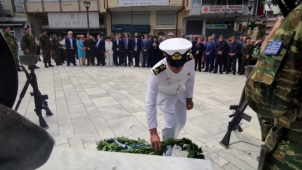 Κατάθεση στεφάνων στην πλατεία Δημάδη.