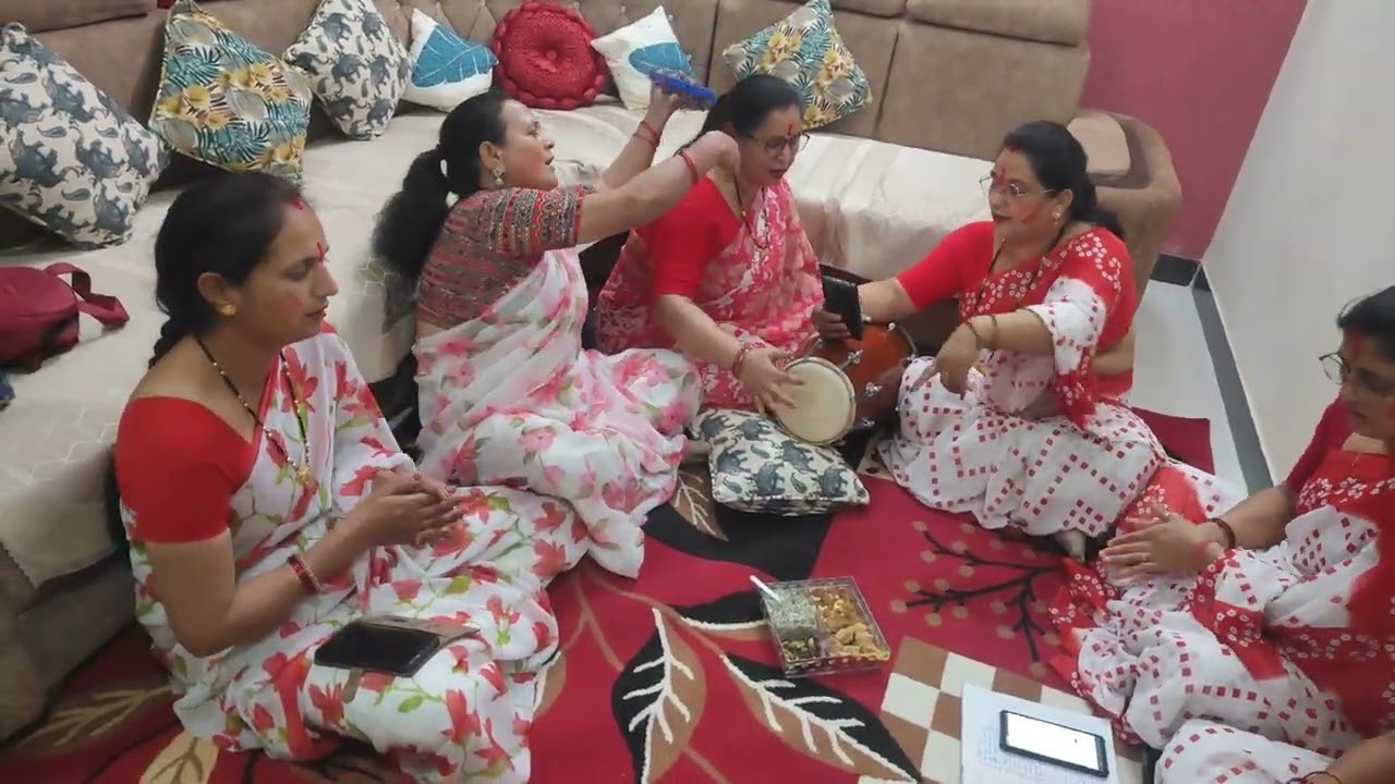 रंगों में घुल जाएँ सारे ग़म,होली में बस खुशियाँ हों हर दम।#