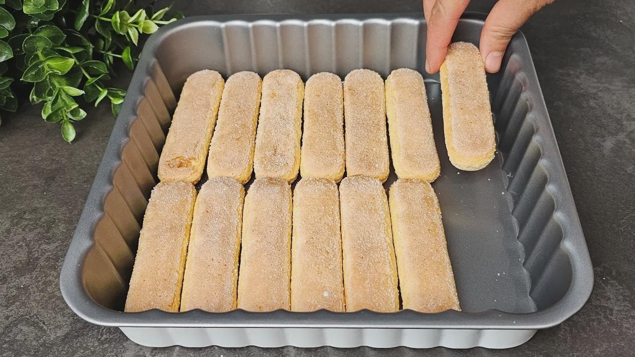 Этот десерт настолько вкусный, что исчезает в мгновение ока 😋 Очень вкусный, простой и быстрый!