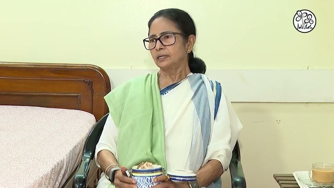 সযত্নে মায়ের স্মৃতি আগলে রেখেছেন দিদি