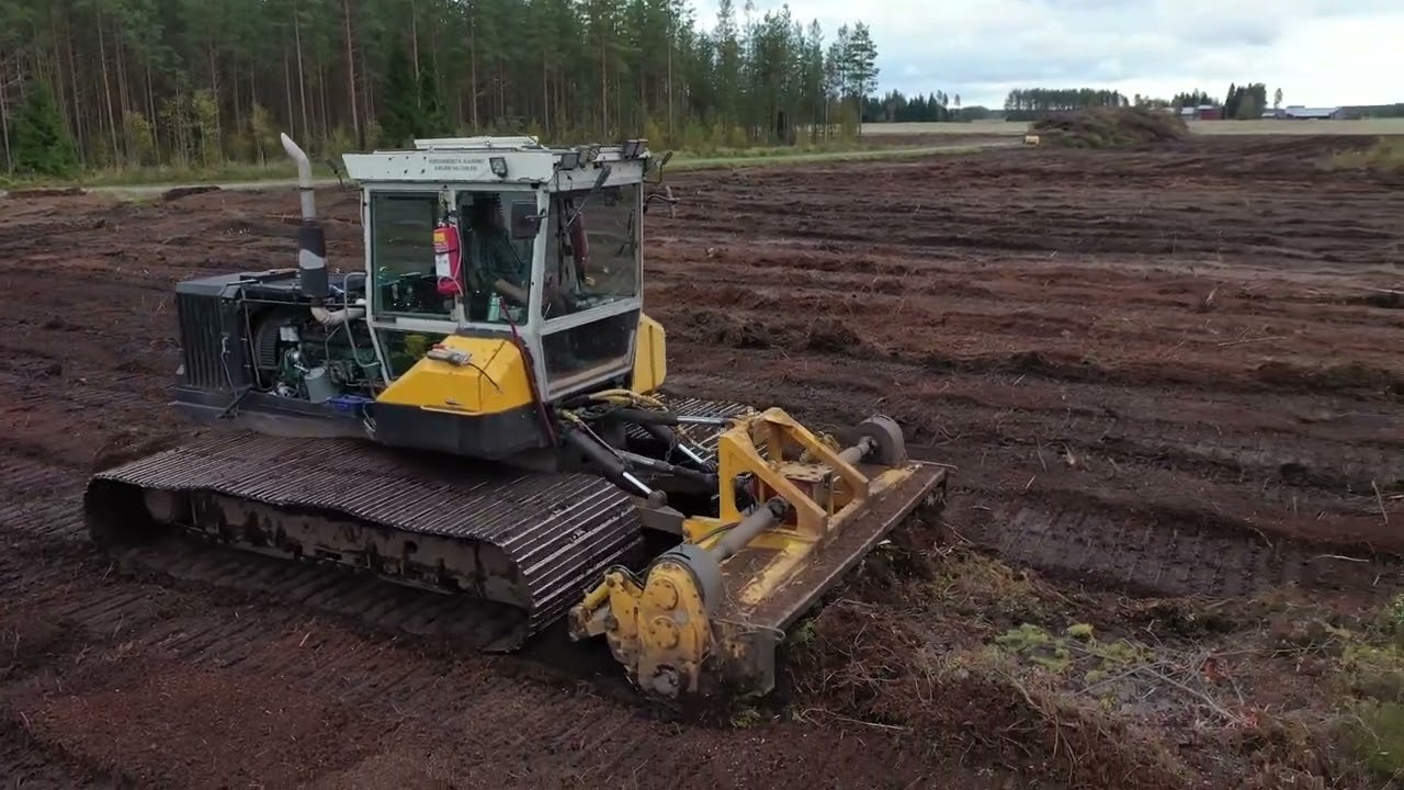Pellon sekä turvesoiden raivausta ja kunnostusta.