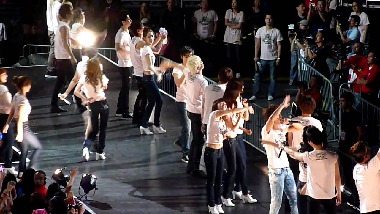 SM Town LA Ending- Mostly Seohyun & Hyoyeon focus