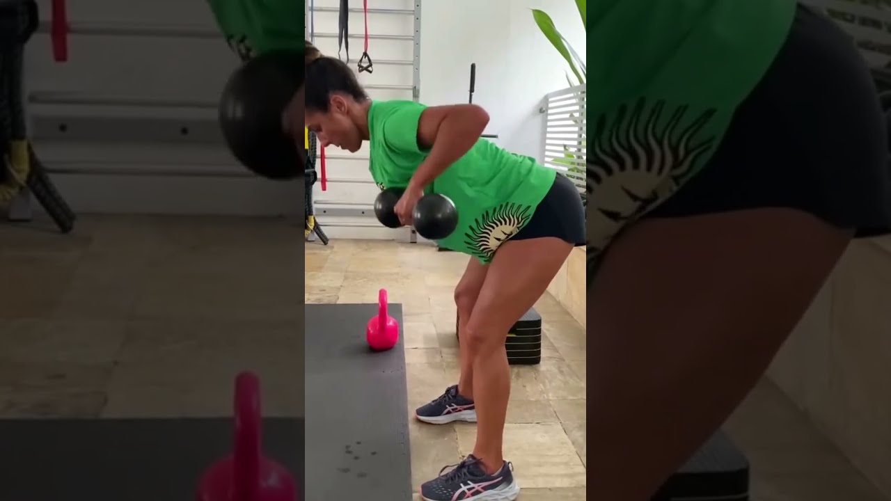 Carol Barcellos fazendo várias poses